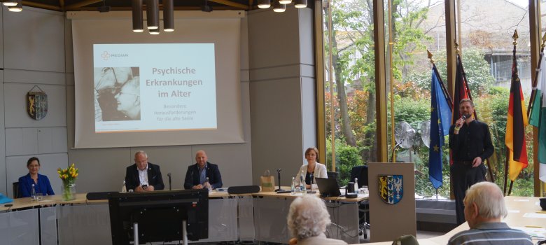 Blick in einen Saal bei einem Vortrag.