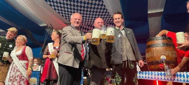Landrat Ihlenfeld, Georg Scheitz und Stefan Frey mit Bierkrügen 