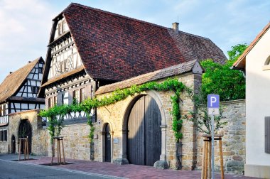 Das "Älteste Haus" in Haßloch ist ein Fachwerkhaus an dessen Seite ein Torbogen zu sehen ist. 