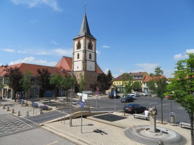 Der Haßlocher Ortskern mit Kirche im Hintergrund. 