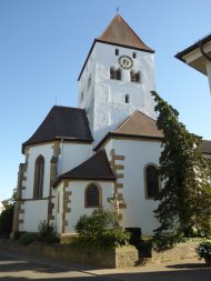 Die katholische Kirche von Niederkirchen ist ein weißes Bauwerk mit Sandstein an den Ecken. 
