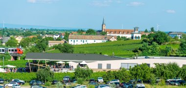 Ortsansicht von Ruppertsberg, umgeben von Weinbergen. 