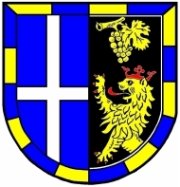 Das Wappen der Verbandsgemeinde Deidesheim. In der linken Hälfte ein weißes Kreuz auf blauem Grund. In der rechten Hälfte die Hälfte eins gelben Löwen auf schwarzem Grund, der nach oben hängenden Weintrauben greift. Gelb-blaue Umrahmung des Wappens. 