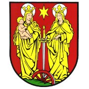 Wappen von Dackenheim. Links die Gottesmutter mit Kind auf dem Arm, rechts die heilige Katharina, dazwischen ein Schwert, dessen Spitze in einem zerbrochenen roten Rad zu ihren Füßen steckt. Roter Hintergrund, die in gelb gekleideten, gekrönten Frauen stehen auf grünem Boden. 