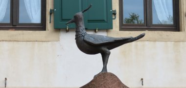 Die metallene Statue eines Kiebitz.