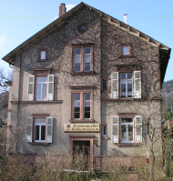 Gebäude des Papiermacher- und Heimatmuseums. 