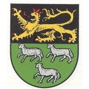 Das Wappen von Lambrecht. Oben schwarz mit gelbem Löwen, unten grün mit drei Schafen. 