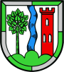 Wappen der Verbandsgemeinde Lambrecht. Weiß-grüne Umrahmung. Auf grünem Boden: Links ein grüner Baum, rechts ein roter Turm mit weißen Fenstern, dazwischen eine flussähnlich geschwungene blaue Linie. 