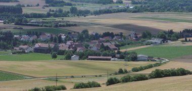 Luftaufnahme von Rodenbach von Feldern umgeben. 