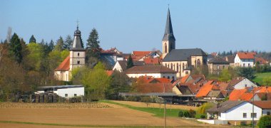 Panoramaaufnahme von Wattenheim mit zwei Kirchen. 