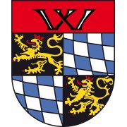 Wappen von Wachenheim. Oberes Drittel: ein weißes W auf Rot. Darunter: links oben und rechts unten ein gelber Löwe auf Schwarz. Rechts oben und links unten blau-weiß kariert. 